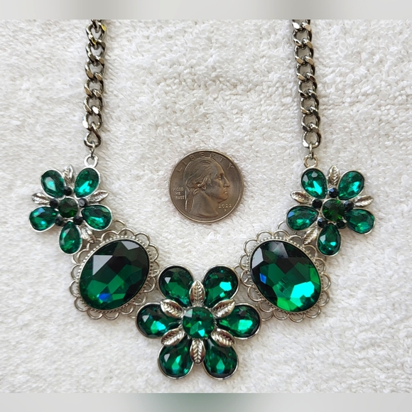 CATO Emerald Jeweled Statement Necklace - Picture 2 of 9